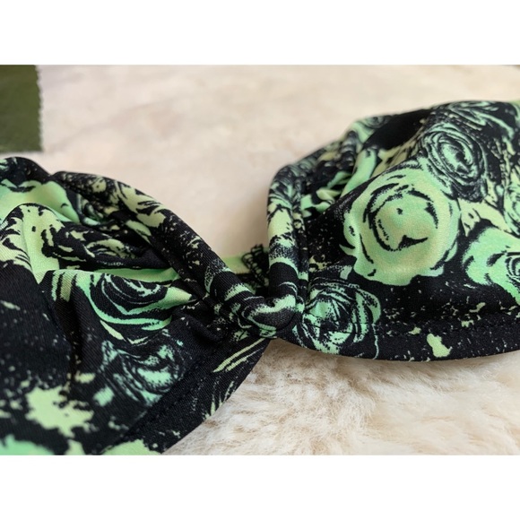 H&M | Strapless green and black rose print bikini top 👒🛶 - Picture 3 of 5